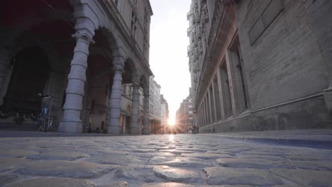 Wunderschöner-Sonnenuntergang-In-Der-Charles-Buls-Straße,-Gleich-Neben-Dem-Grand-Place-In-Brüssel,-Belgien