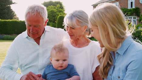 Los-Abuelos-Se-Sientan-Al-Aire-Libre-Con-Su-Nieto-Y-Su-Hija-Adulta.