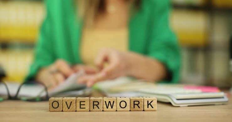 Parola 'sovraccarico di lavoro' contro una donna che si occupa di documenti in ufficio