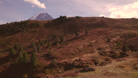 Drohnenaufnahmen-Aus-Der-Luft,-Die-Hereindrücken-Und-Aufsteigen,-Zeigen-Die-Nordwände-Von-Eiger,-Mönch-Und-Jungfrau-In-Einer-Farbenfrohen-Landschaft