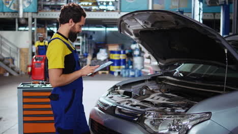 Técnico-Haciendo-Chequeo-Anual-Del-Coche.