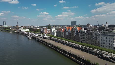 un hermoso día de verano en düsseldorf a orillas del río rin.