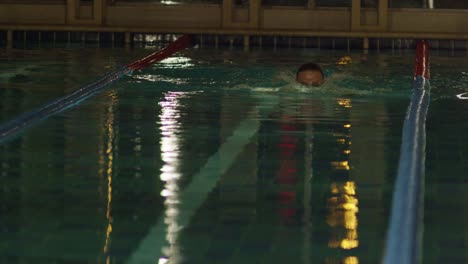 nadar por la noche en una piscina