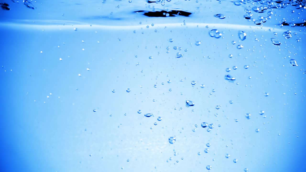 물 속의 많은 거품이 가까이에서, 느린 움직임의 거품과 함께 추상적인 물 파동