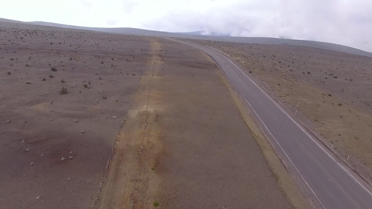 caminos que se dirigen hacia montañas nubladas en cotopaxi ecuador