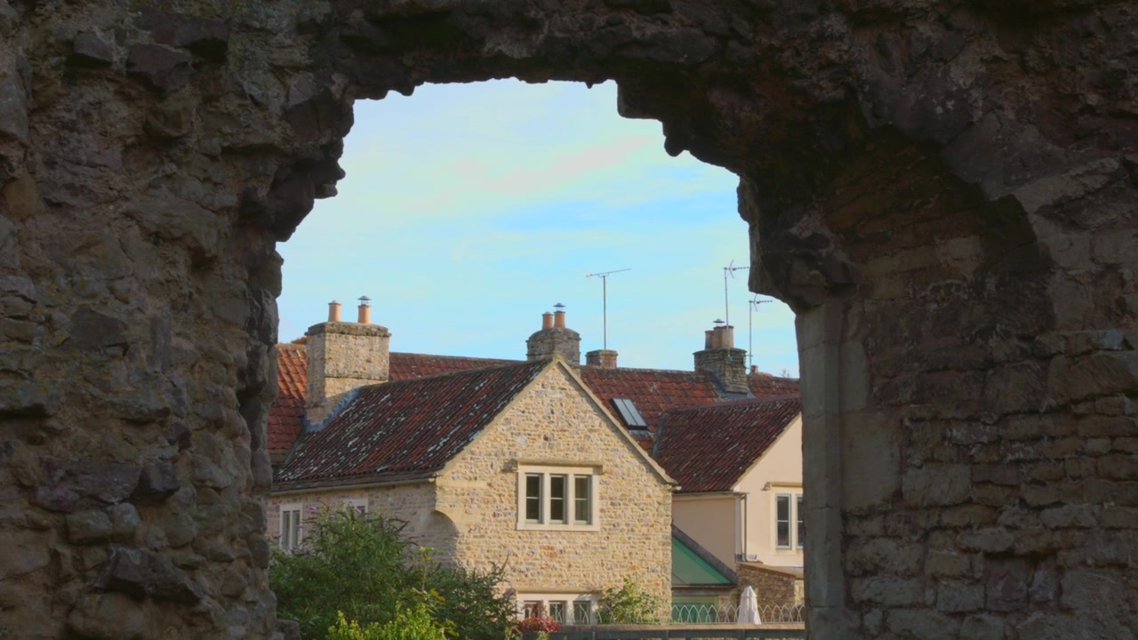 Case in pietra inglesi viste dal castello in rovina di Nunney nel Somerset, Regno Unito. Ripresa laterale