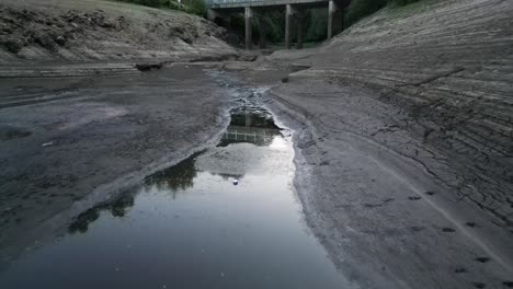 Drohnenflug-über-Und-Um-Den-Errwood-Stausee-Im-Goyt-Tal,-Buxton,-Großbritannien,-Mit-Sehr-Niedrigen-Wasserständen-Während-Der-Hitzewelle-2022-1