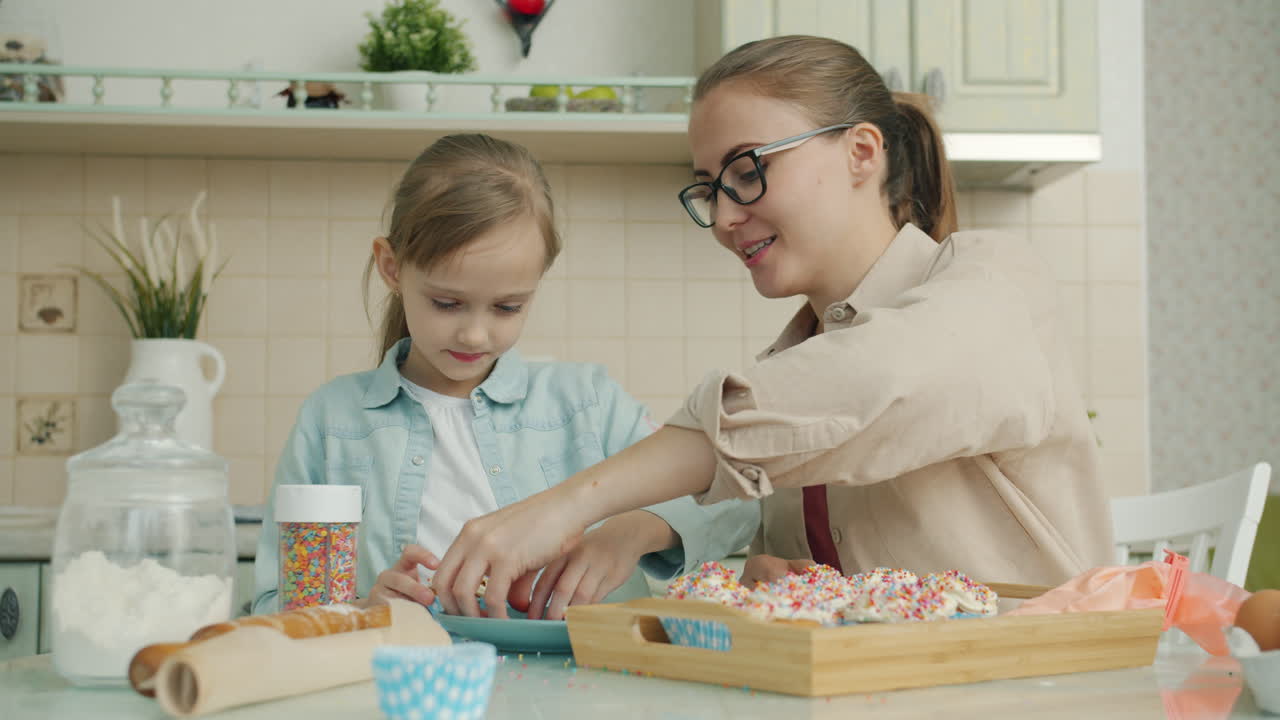 madre e hija horneando pasteles juntos