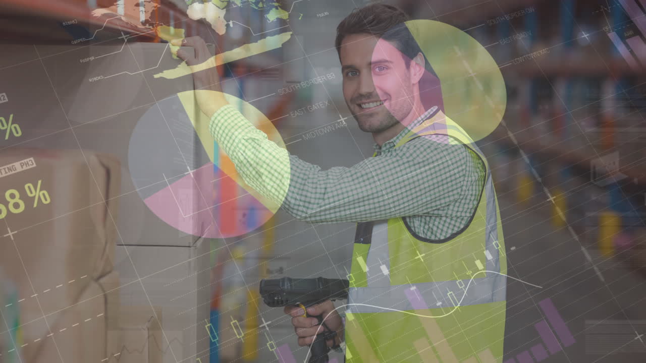 animación del procesamiento de datos financieros sobre un hombre sonriente que trabaja en un almacén