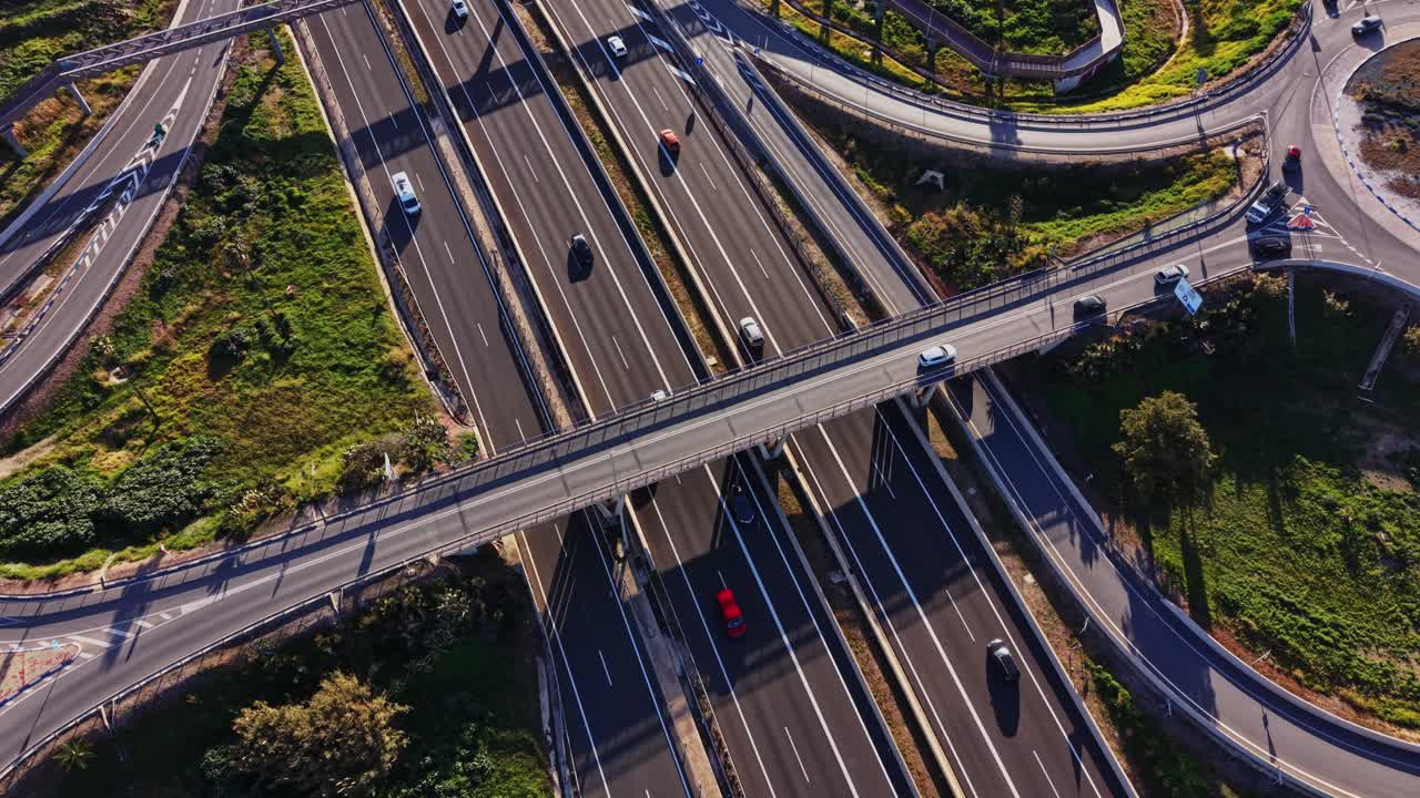 Flusso di traffico sulle autostrade vicino a una città in Spagna durante il giorno