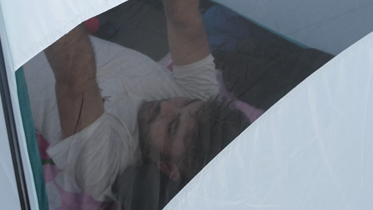 텐트에서 잠을 자는 남자