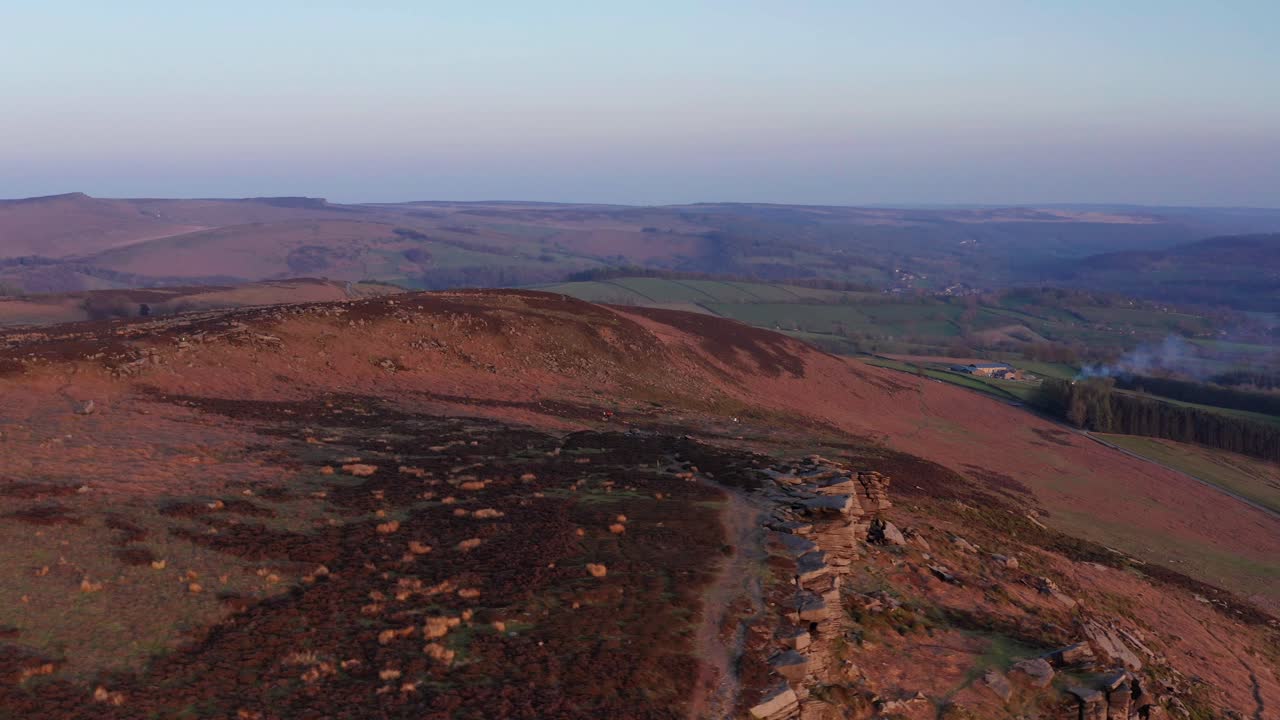 seguimiento aéreo de drones sobre acantilados al atardecer en peak district reino unido