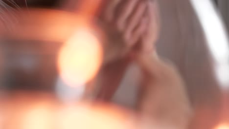 el hombre se frota las manos por el pelo negro con desesperación e incredulidad.