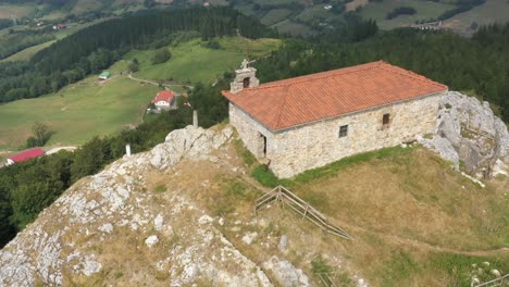 Vista-Aérea-De-Drones-De-La-Ermita-De-Aitzorrotz-En-La-Cima-De-Una-Montaña-En-El-País-Vasco