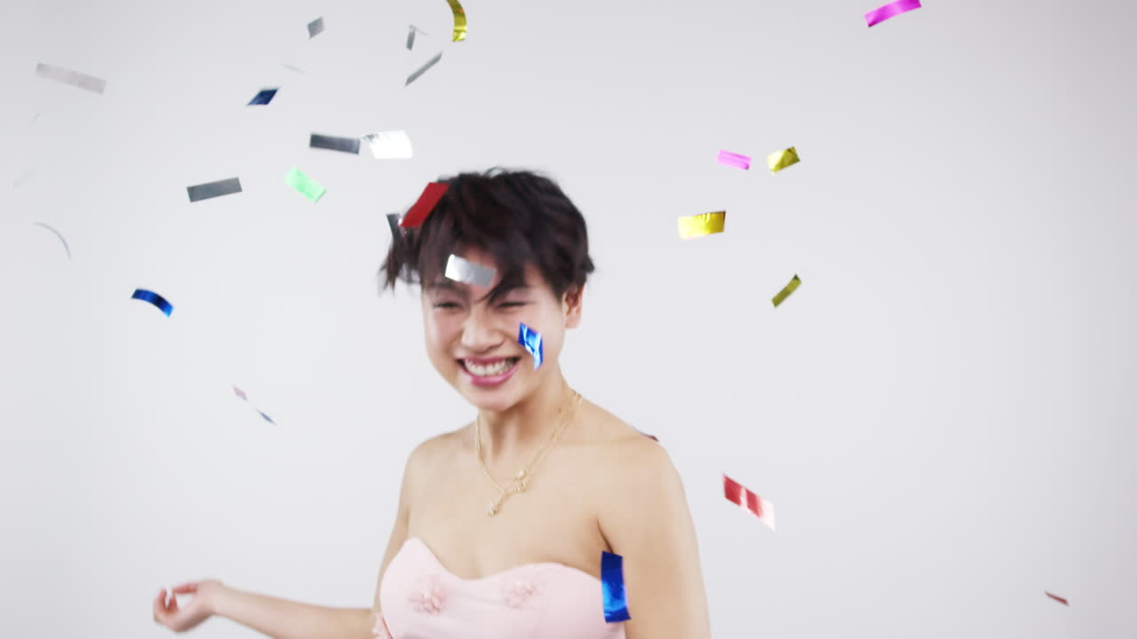 콩페티 를 가지고 축하 하는 여자