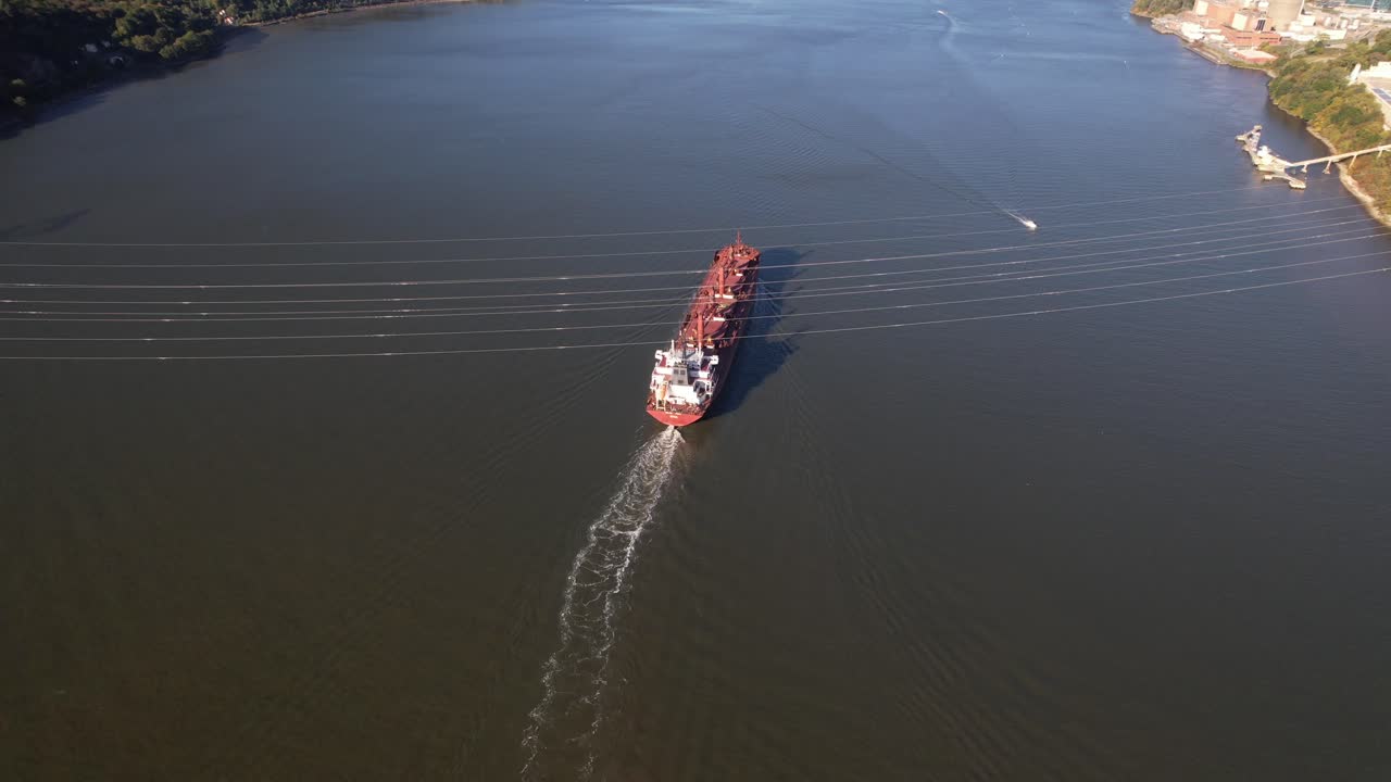 una vista aérea sobre el río hudson en el norte del estado de nueva york en un día soleado