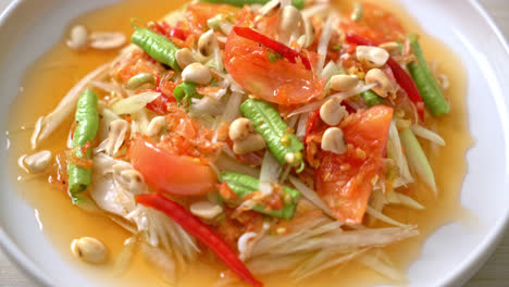 ensalada picante de papaya - somtam - estilo tailandés tradicional de comida callejera