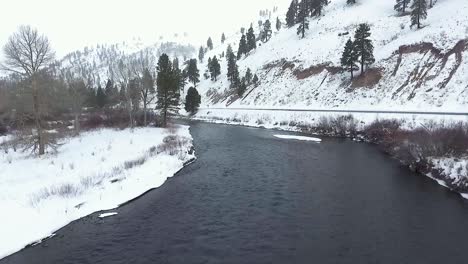 AERIAL---Drone-fly's-low-above-the-rivers-surface