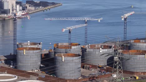 Grúas-De-Construcción-En-La-Nueva-Terminal-De-Almacenamiento-De-Petróleo,-Puerto-De-Rotterdam