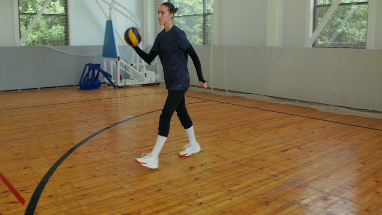 Giocatori di pallavolo in palestra