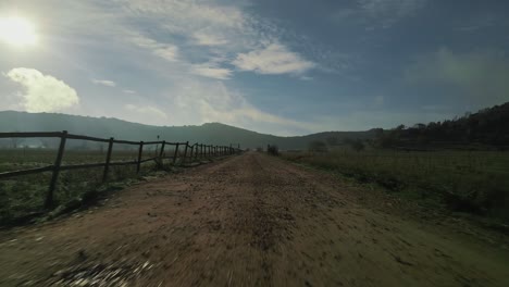 camino de campo en una mañana fría, antena moviéndose hacia adelante y hacia arriba