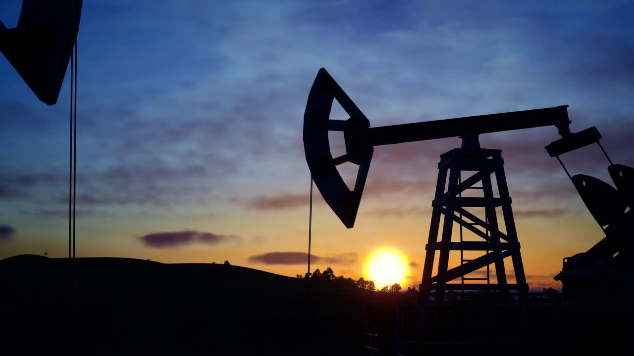 bomba de petróleo, equipos de la industria petrolera, perforaciones de perforación silueta del campo petrolífero al atardecer con un cielo dramático