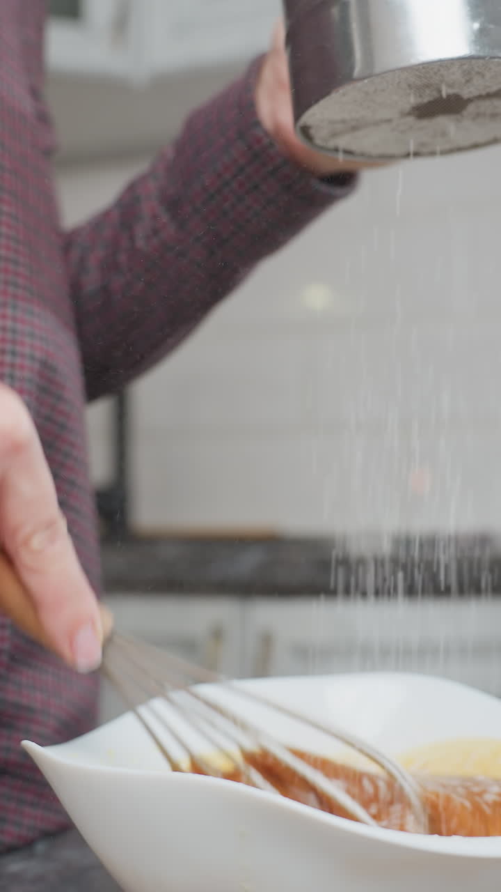 스테인리스 스 가루로 밀가루를 는 동안 은 그에 혼합물을 고, 재료가 혼합에 따라 밀가루가 부드럽게 그에 떨어지고, 부드러운 질감을 보여주며, 현대적인 카운터을 가진 부 설정