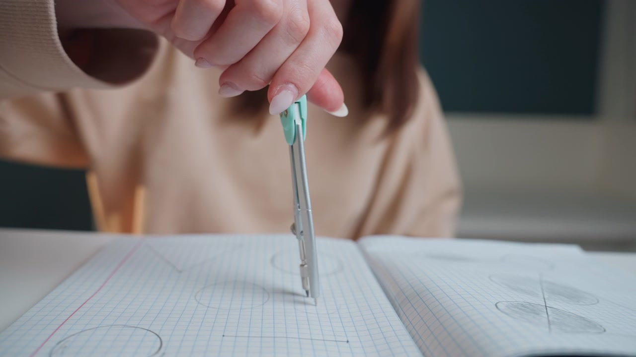 Estudante praticando geometria com compasso. Estudante focado ilustrando ângulos e formas precisas silenciosamente. Estudante calmo concentrando-se em trabalho detalhado com compasso, régua e caderno em casa
