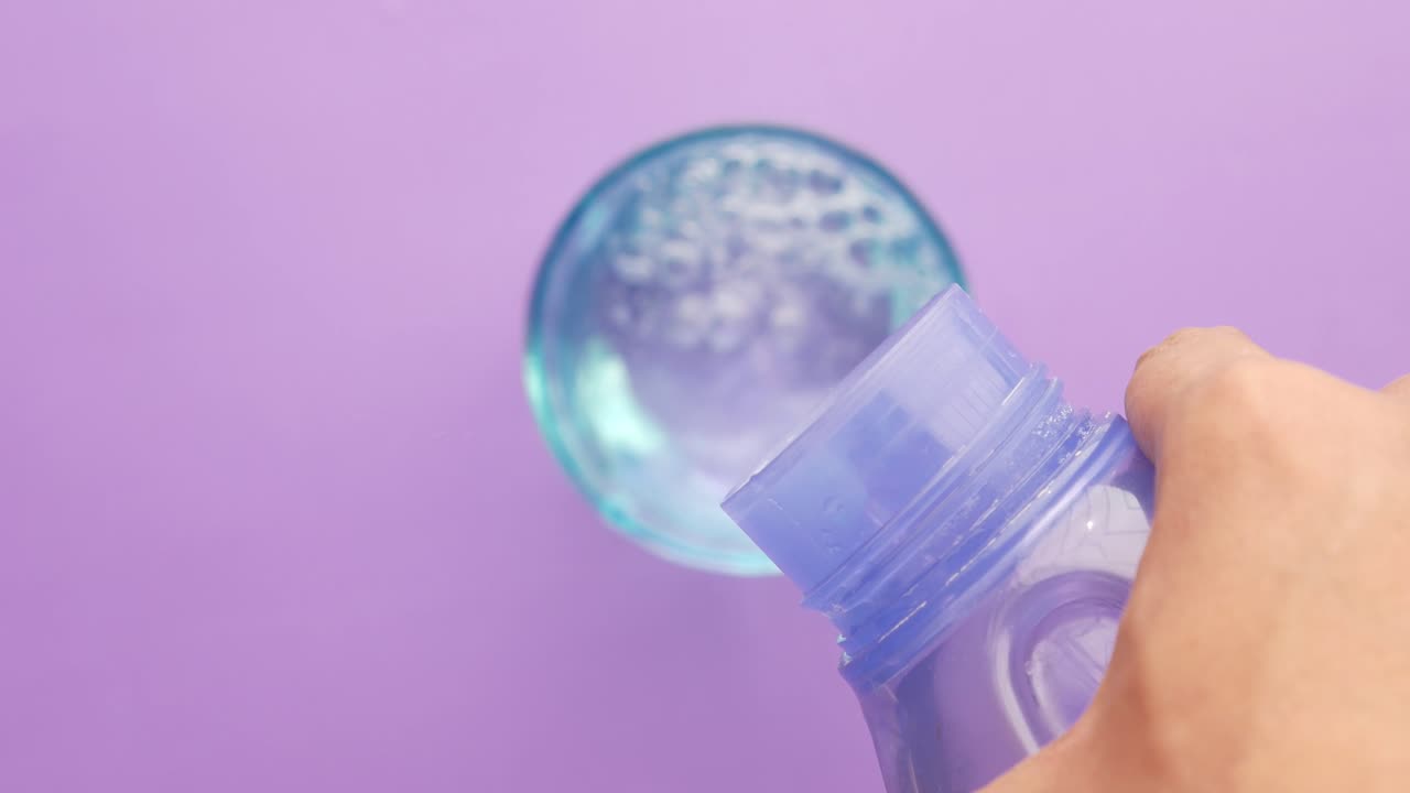 vertiendo agua en un vaso