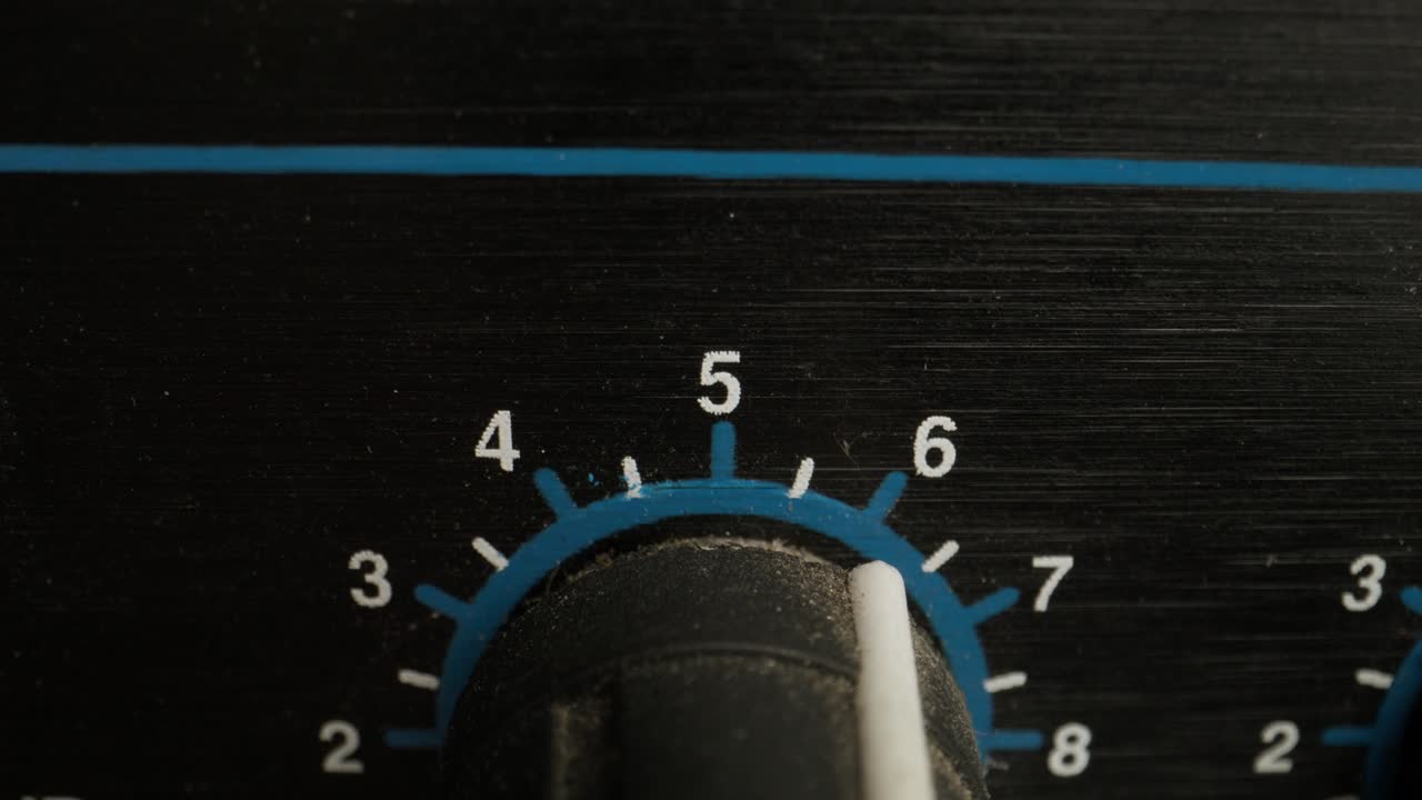 다이얼이 있는 컨트롤 패널의 클로즈업