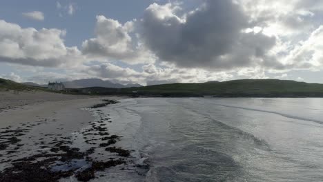 Seguimiento-Aéreo-Bajo-A-Lo-Largo-De-La-Marea-En-La-Playa-De-Balnakeil