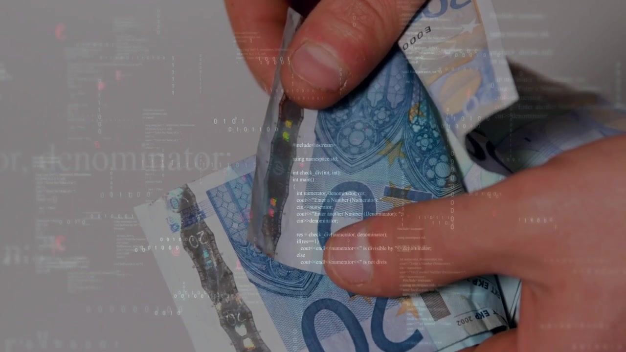 Hænder samler en stak på 20€ op, bladrer, vender, justerer og verificerer holografisk stribe under kode-overlay.