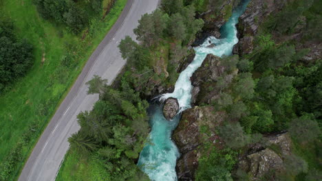 Vista-De-Pájaro-Del-Agua-Blanca-Que-Fluye-A-Través-De-Un-Estrecho-Barranco