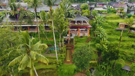 Hermosas-Imágenes-Cinematográficas-De-Ubud,-Bali-Drone-Con-Exótica-Terraza-De-Arroz,-Pequeñas-Granjas-Y-Plantaciones-Agroforestales-Nubladas