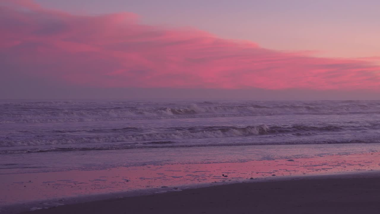 파도 위의 밝은 붉은 석양-와이드