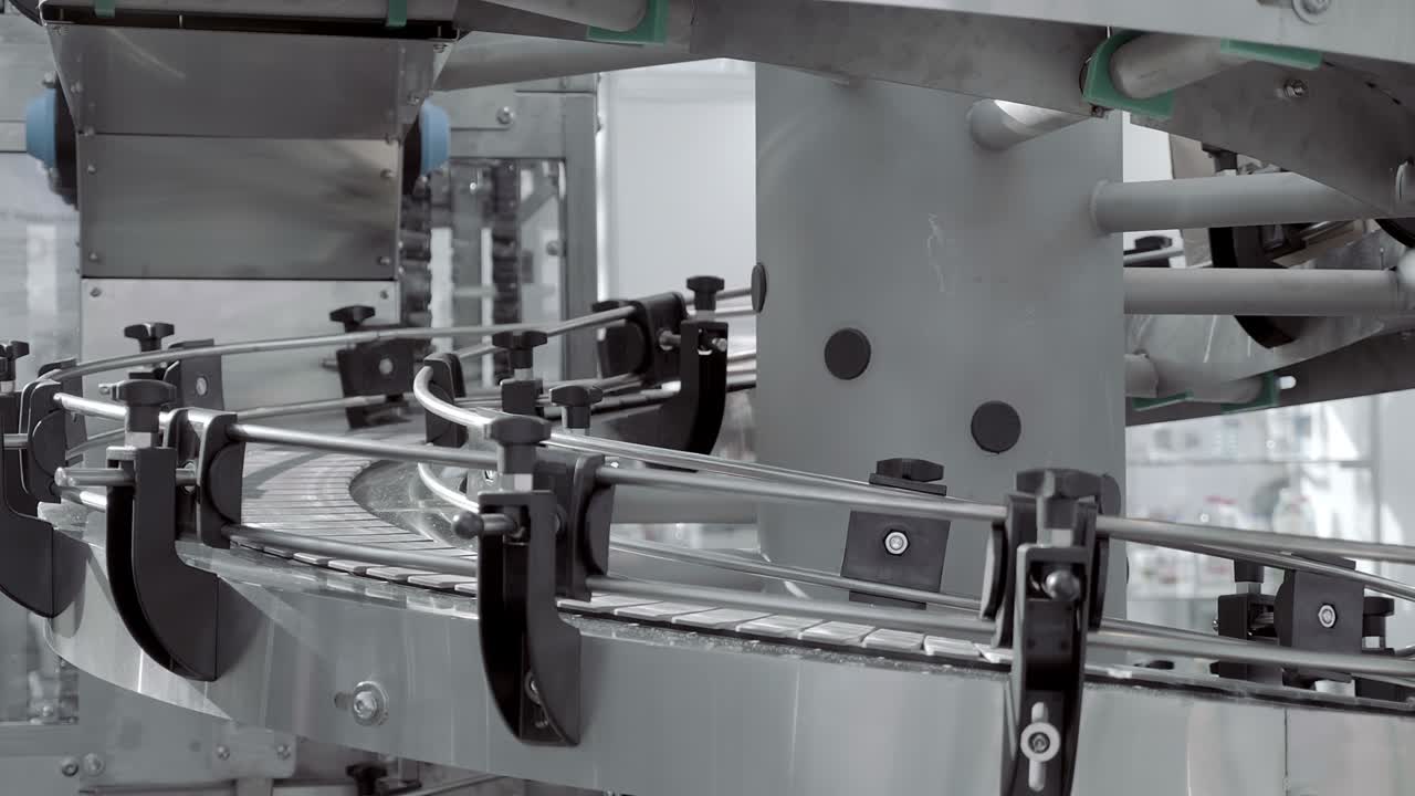 산업 공장에서 상품이 들어있는 카드보드 상자를 위에서 아래로 내리기 위한 나선형 컨베이어 벨트.