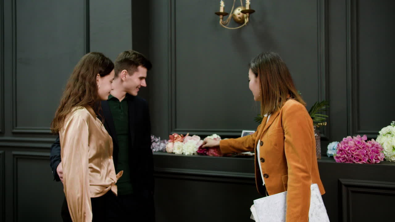 한 부부 와 대화 하는 아시아인 여자