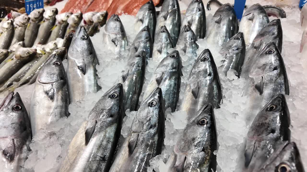 pescado fresco en hielo en el mercado