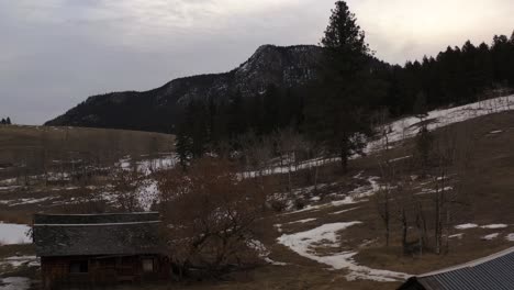 Verloren-In-Der-Zeit:-Eine-Kleine-Alte-Blockhütte-In-Einem-Schneefeld-In-Kanada