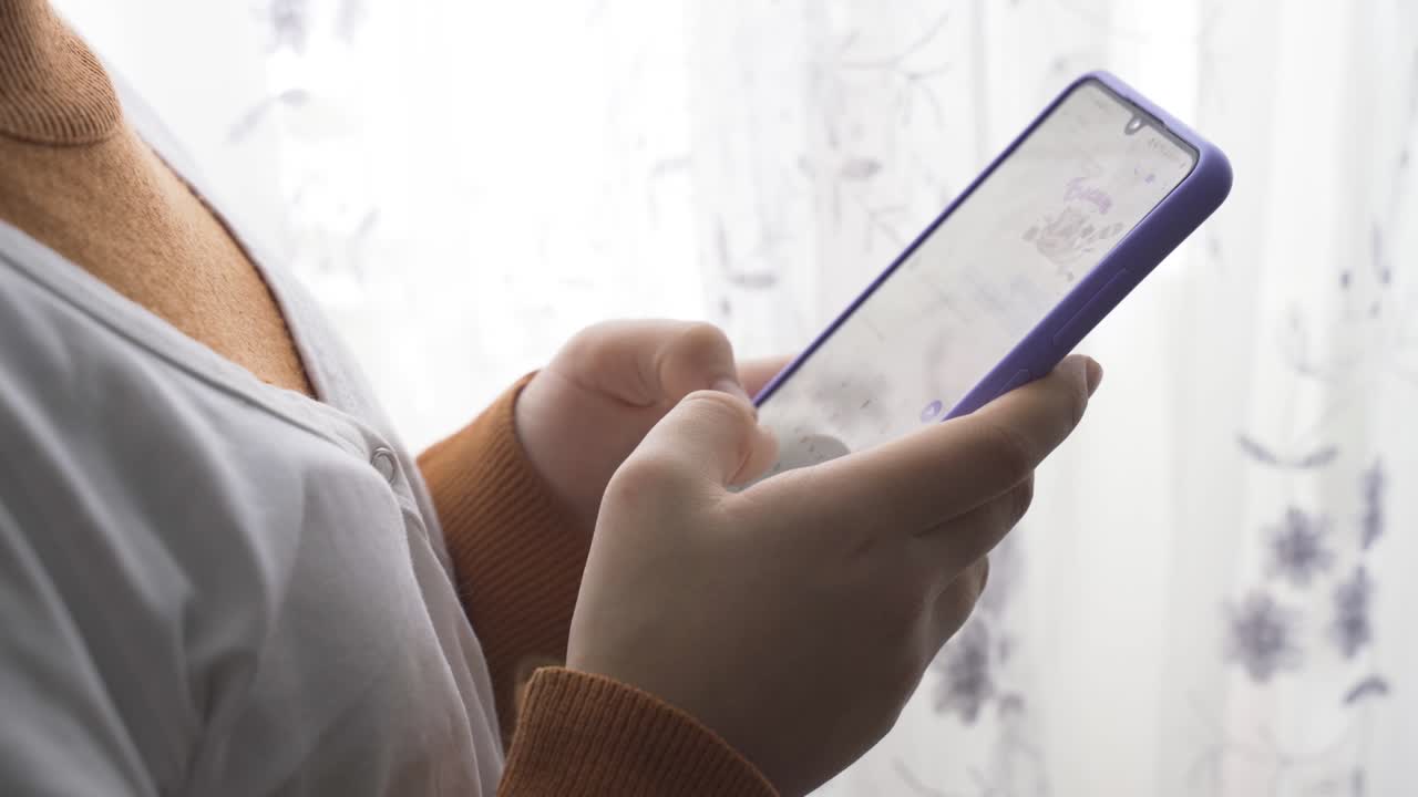 las manos de un adolescente escribiendo un mensaje en el teléfono