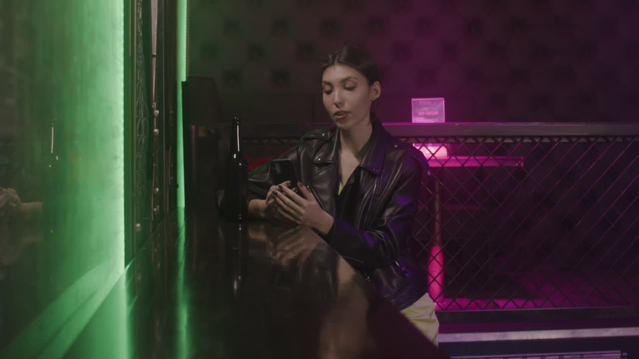 디스코에서 만나는 젊은 친구들의 커플