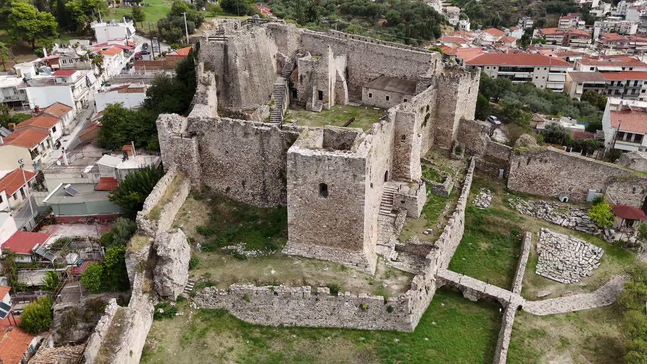 Castello di Patrasso, vista aerea frontale dell'edificio principale del castello in una giornata di sole. Vista ravvicinata del bastione principale con scale e piccoli edifici all'interno. Punto più alto del castello