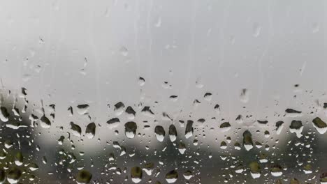 Timelapse-De-Dejar-Caer-Gotas-De-Lluvia-Sobre-El-Vidrio-De-La-Ventana