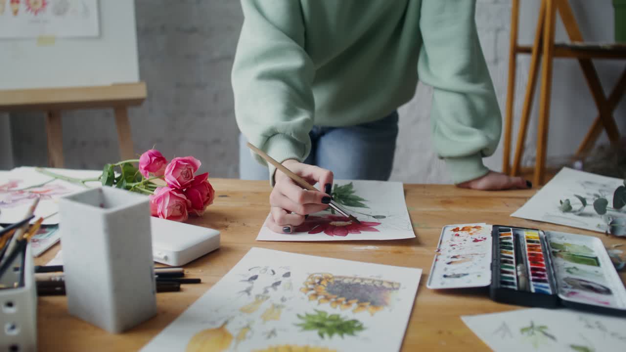 artista pintando flores en el estudio