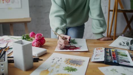 artista pintando flores en el estudio