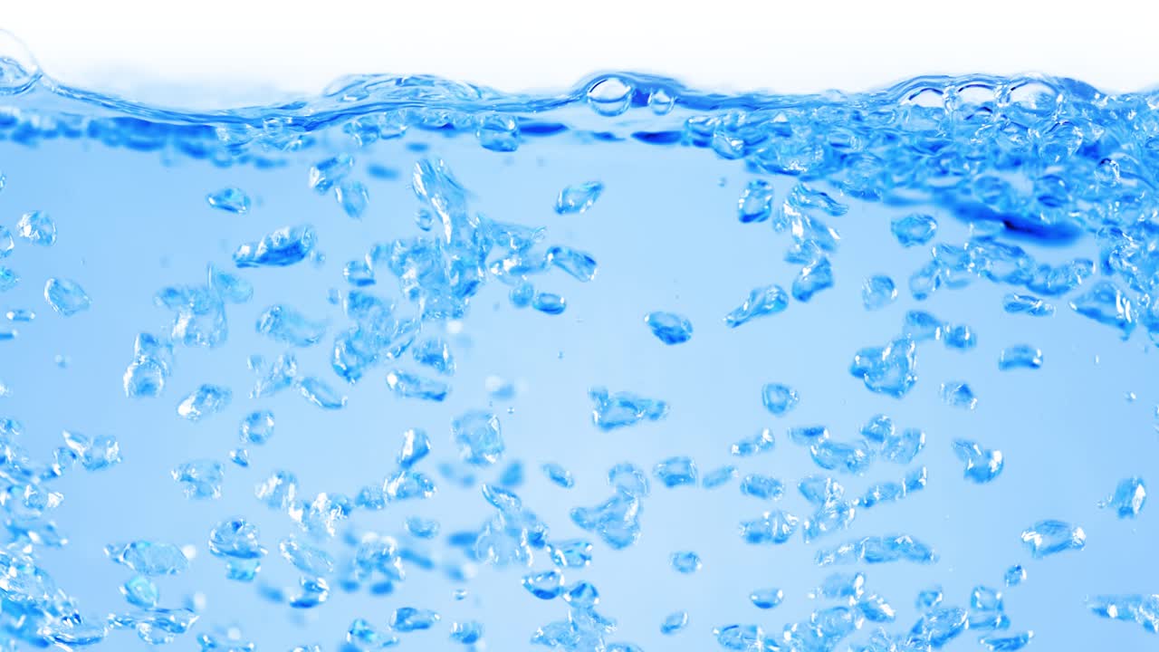 물 속의 많은 거품이 가까이에서, 느린 움직임의 거품과 함께 추상적인 물 파동