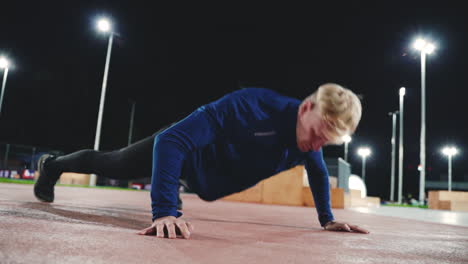hombre rubio deportivo haciendo ejercicios de empuje en el parque por la noche 2