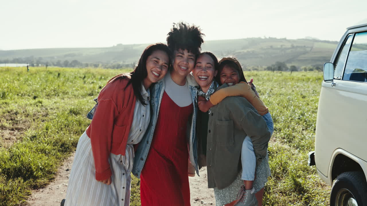 cara, sonrisa y familia al aire libre en vacaciones