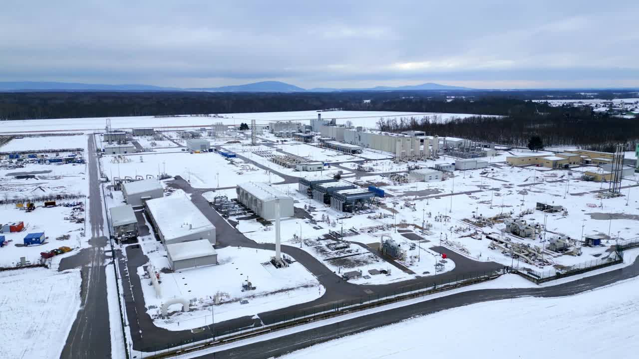 겨울에 파이프라인을 통한 가스 운송을 처리하는 천연 가스 압축기 스테이션