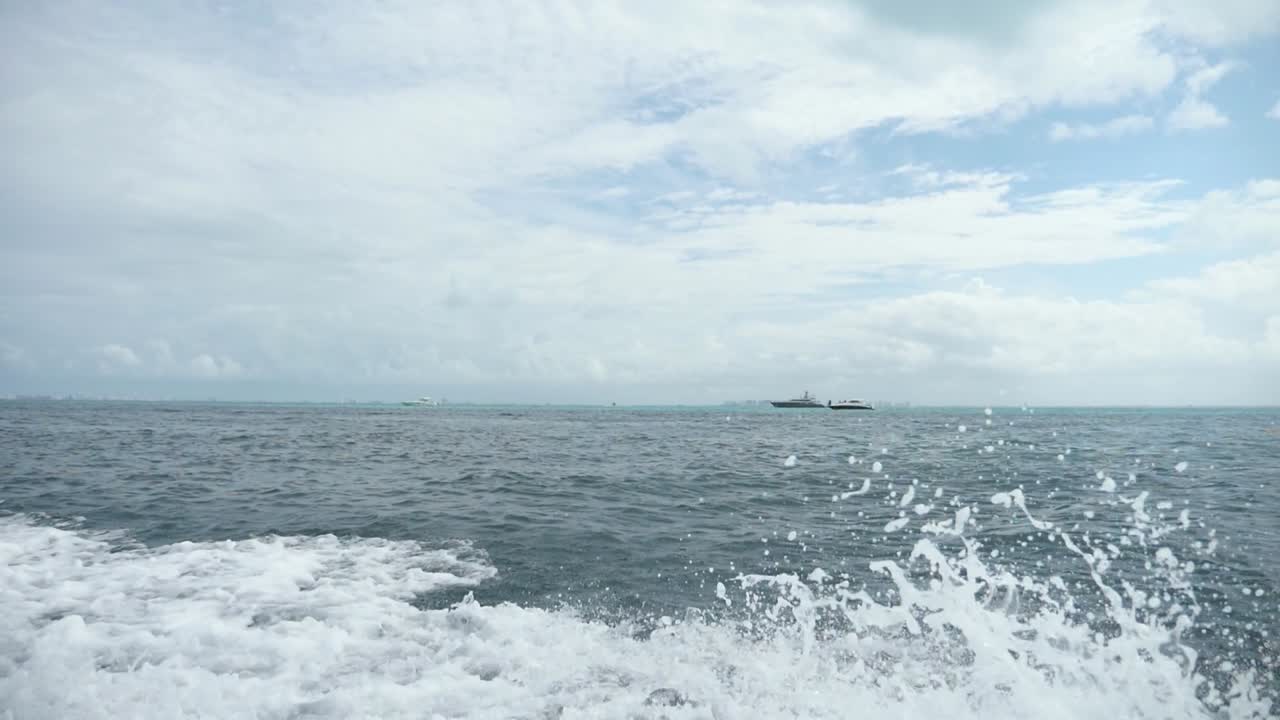 카리브해를 날아다니는 배 에서 물이 쳐오고 있다.